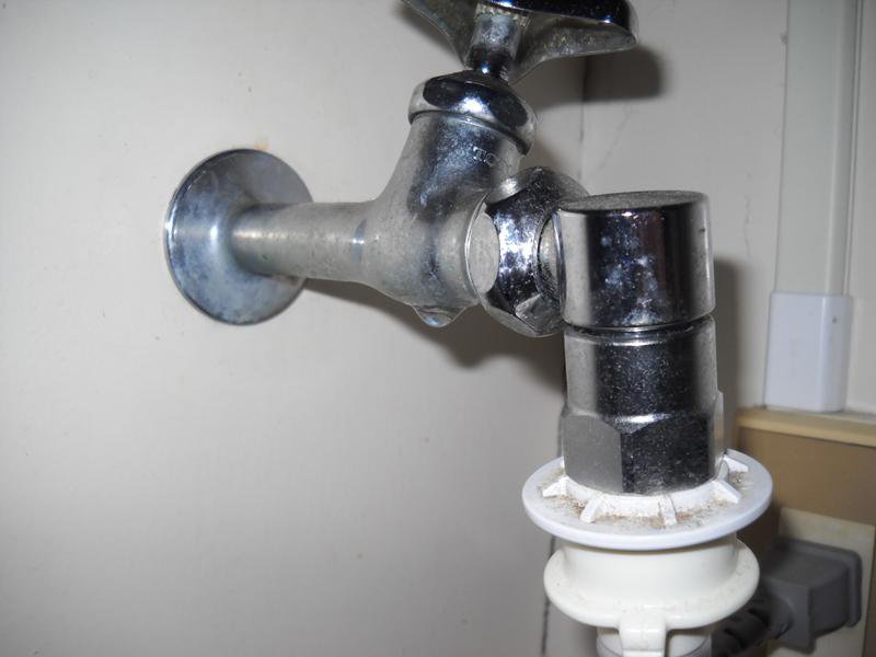 水がポタポタと